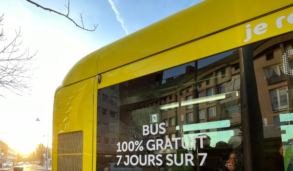 Rückseite eines Busses in Dunknerqe, Frankreich. Aufschrift: "Bus 100% gratuit 7 jours sur 7"