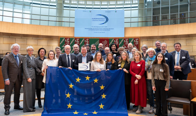 Ministerin Feller, Staatssekretär Maurer, Schulleiter*innen der Europaschulen NRW im Landtag