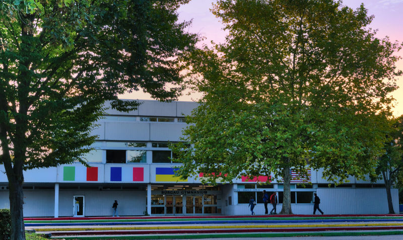 Der Haupteingang des Burgau-Gymnasiums im Abendlicht