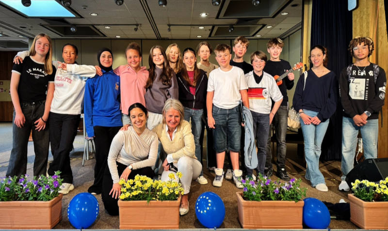 Die Klasse 8b mit ihrer Lehrerin Frau Kothe und mit Séléna Etchégaray in der Schulaula