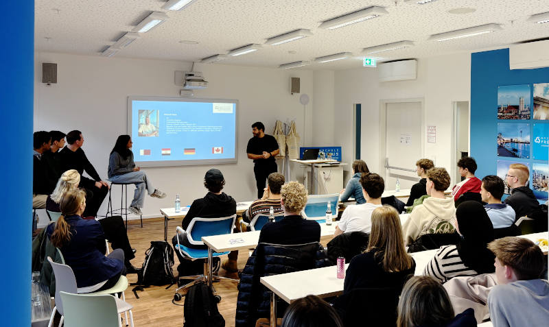 Schüler:innen besuchen eine Veranstaltung der Fresenius Hochschule