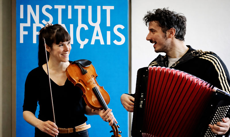 Schüler:innen und die Gruppe "Sales Gosses"