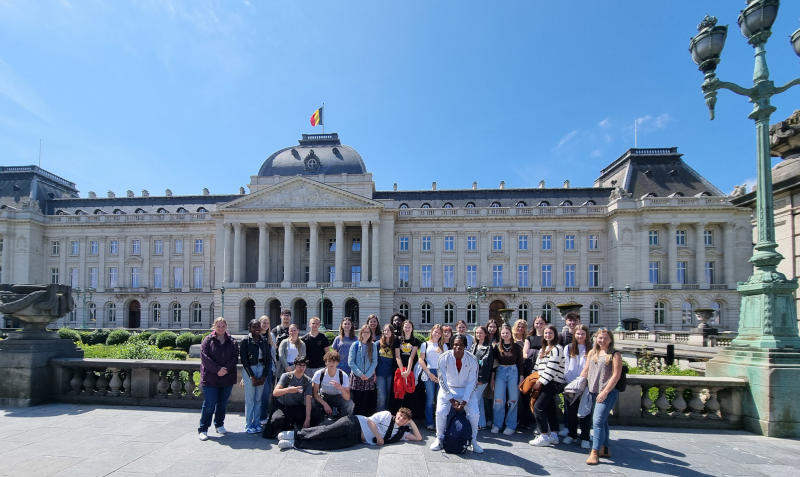 Schülergruppe vor dem Justizpalast in Brüssel