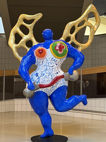 Skulptur "Nana" im Museum für moderne Kunst, Dunkerque