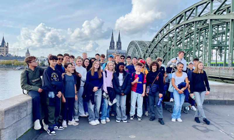 Eine Schüler*innengruppe vor der Kölner Hohenzollernbrücke