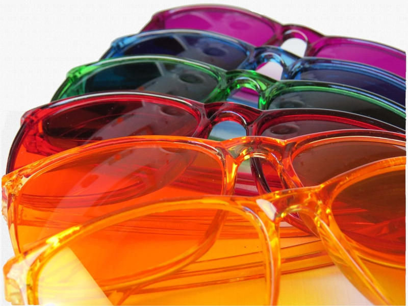 eine Reihe verschiedenfarbiger Sonnenbrillen