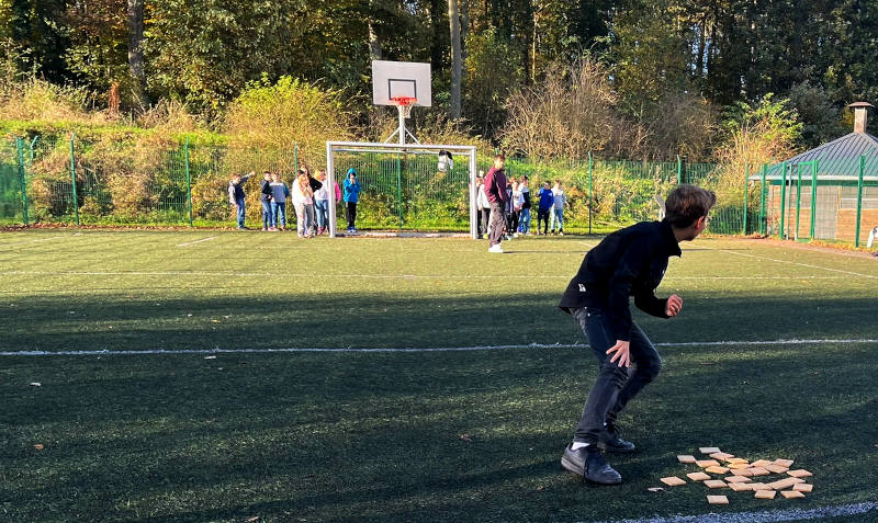 Schüler*innen auf dem Sportplatz der Jugendherberge in Nideggen