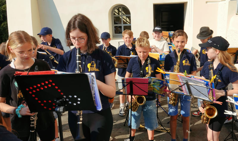Eine gruppe von Schüler*innen mit Blechblasinstrumenten beim Festival "Spannungen" 2024