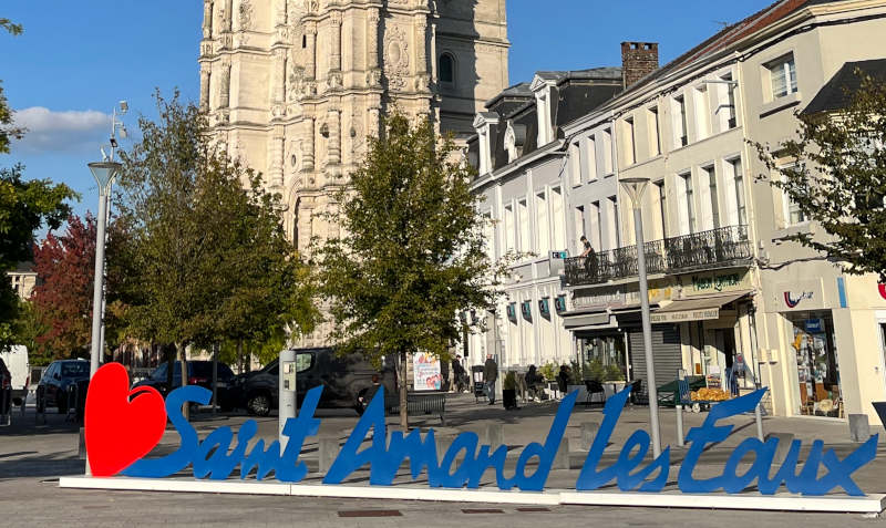 Schriftzug "Saint Amand Les Eaux" in der Altstadt von St Amand