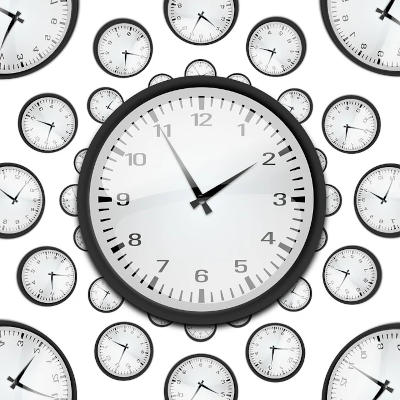 mehrere Uhren, die unterschiedliche Zeiten anzeigen.