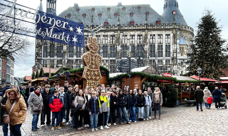 Eine Gruppe von Schüler*innen auf dem Aachener Weihnachtsmarkt.