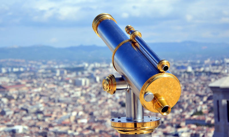 Ein Fernglas über Marseille