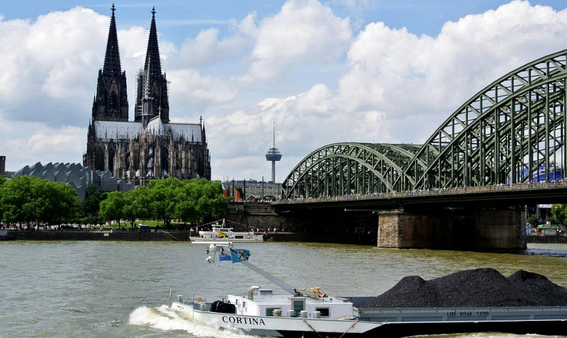 Ein Blick auf den Rhein und die Hohenzollernbrücke in Köln, im Hintergrund der Dom.