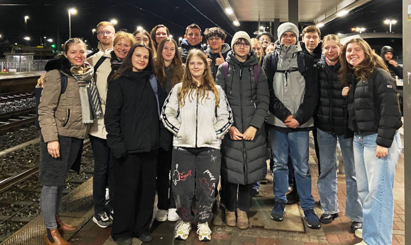 Eine Gruppe von Schüler*innen am Dürener Bahnhof.