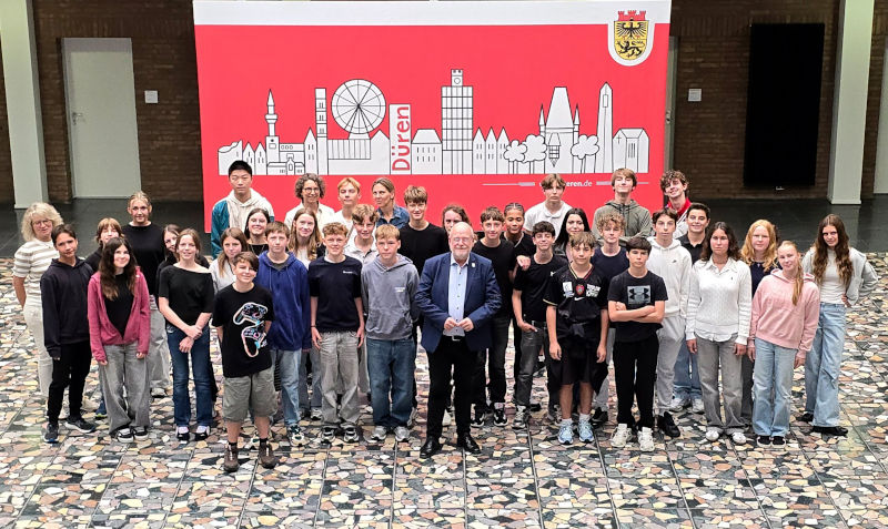 Schüler*innen des Austauschs Gémenos bei Bürgermeister Frank Peter Ullrich