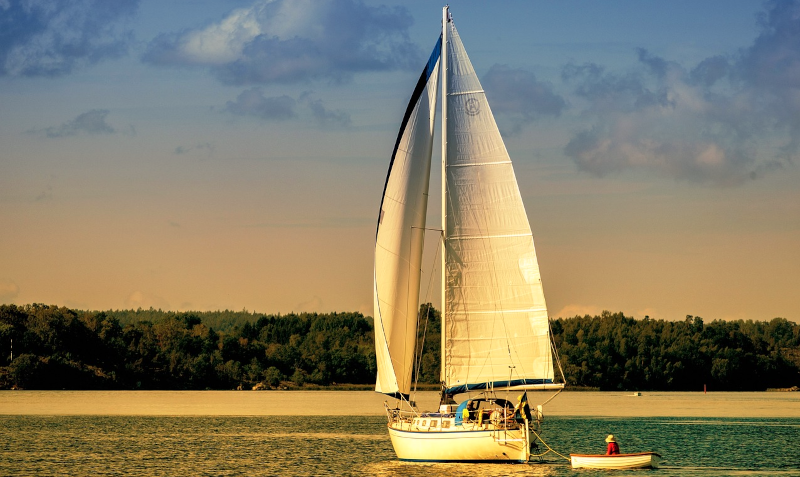 Ein Segelschiff im Sonnenuntergang