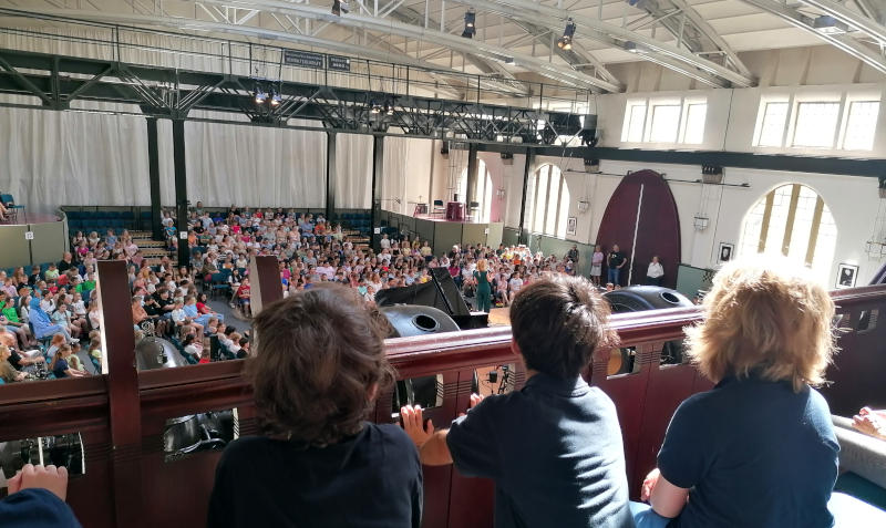 Eine Gruppe von Schüler*innen auf einem Konzert.